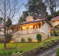 Charnwood Cottages in Warburton - Pubs and Clubs