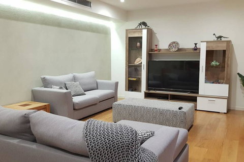 CHELSEA Family Home Close To Beach & Shops - Go Out 0