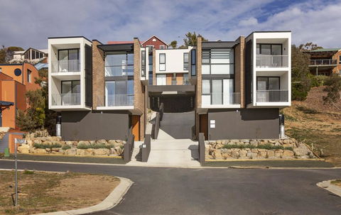 Chilam 'B' - Sophisticated Style With Views To The Lake & Mountains - Pubs and Clubs 0