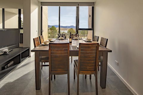 Chilam 'B' - Sophisticated Style With Views To The Lake & Mountains - Pubs and Clubs 1