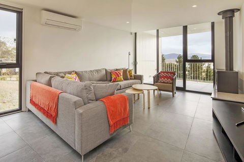 Chilam 'B' - Sophisticated Style With Views To The Lake & Mountains - Pubs and Clubs 2