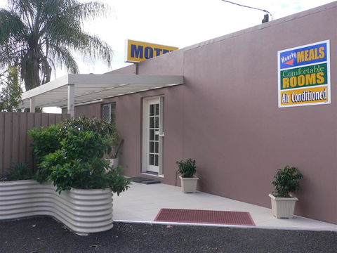 Chinchilla Motel - Pubs and Clubs 0