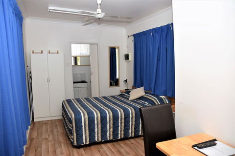 Chinchilla Motel - Pubs and Clubs 2