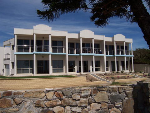 Christies Seahorse Holiday Townhouses - Pubs and Clubs 0