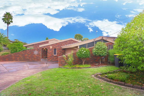 Classic Double Brick Garden House - Pubs and Clubs 0