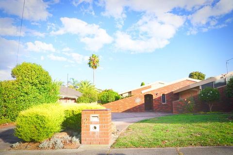 Classic Double Brick Garden House - Pubs and Clubs 1