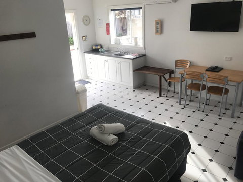 Clearwater Motel Apartments - Go Out 2