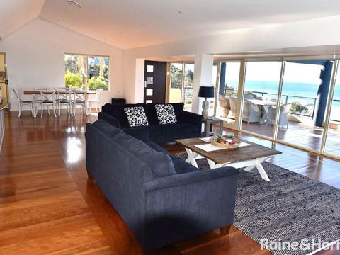 Cliff View - 62 Forresters Beach Road - Pubs and Clubs 1