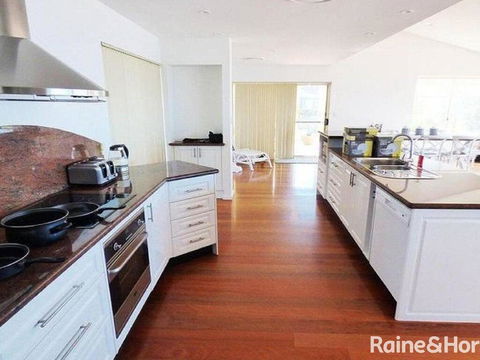 Cliff View - 62 Forresters Beach Road - Pubs and Clubs 3