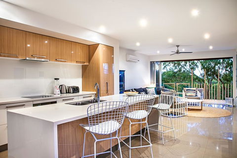 Close To Everything, Noosa Heads - Pubs and Clubs 1