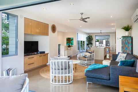Close To Everything, Noosa Heads - Pubs and Clubs 3