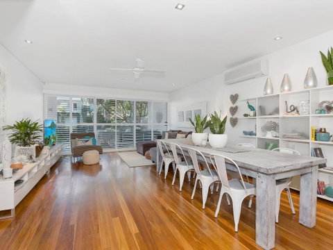 COASTAL CHIC @ CASUARINA - Pubs and Clubs 0