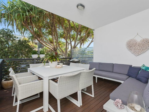 COASTAL CHIC @ CASUARINA - Pubs and Clubs 1
