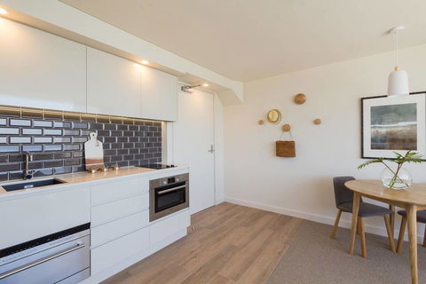 Coastal Chic Designer Apartment - Pubs and Clubs 2