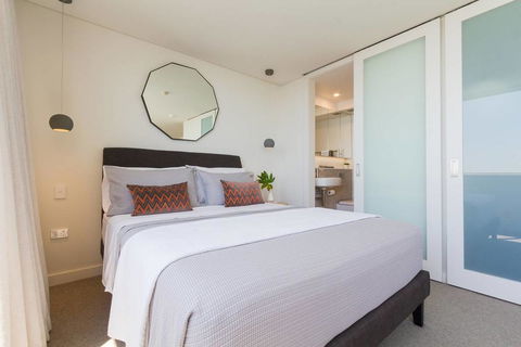 Coastal Chic Designer Apartment - Pubs and Clubs 3