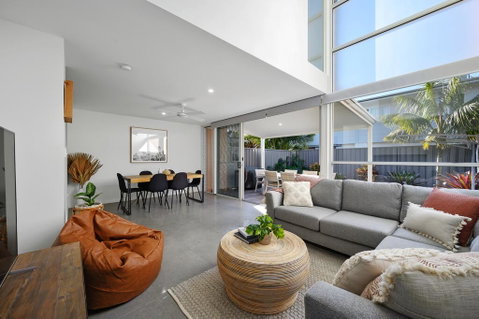 Coastal Living At Wikis - Pubs and Clubs 0