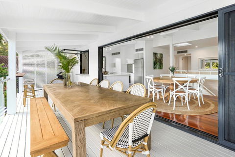 Coastal Luxe In Little Cove, Noosa Heads - Pubs and Clubs 1