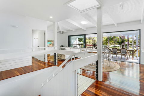 Coastal Luxe In Little Cove, Noosa Heads - Pubs and Clubs 2