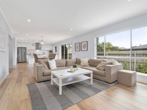 Coastal Luxury Retreat - Pubs and Clubs 1