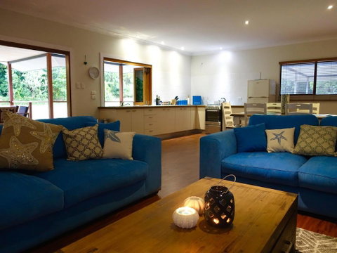 Coconut Beach House - Pubs and Clubs 3