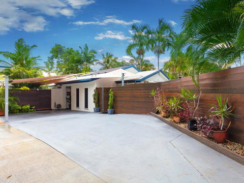 Coconut Blue Front - Palm Cove - Pubs and Clubs 1