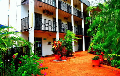 Coconut Grove Holiday Apartments - Pubs and Clubs 1