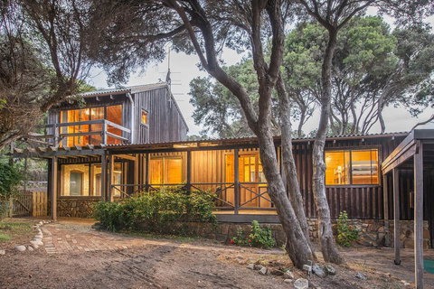 Coleys Beach House Yallingup - Pubs and Clubs 1