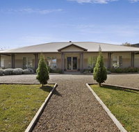 Collins Retreat - 4 Bedroom home with Pool - Pubs and Clubs