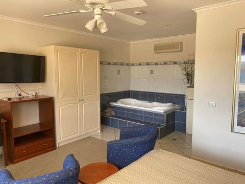 Comfort Inn & Suites Augusta Westside - Pubs and Clubs 3