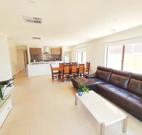 Comfortable 5BR House 6mins to Werribee Station.Great Ocean Road tourist stopover - Pubs and Clubs