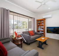 Comfortable Queen sized room near Tuggerah Lake - Pubs and Clubs