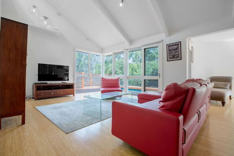 Comfy Holiday House With Pool@Rosanna - Pubs and Clubs 2