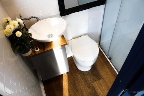 Compass Hut - Pubs and Clubs 3