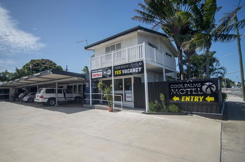 Cool Palms Motel - Pubs and Clubs 0