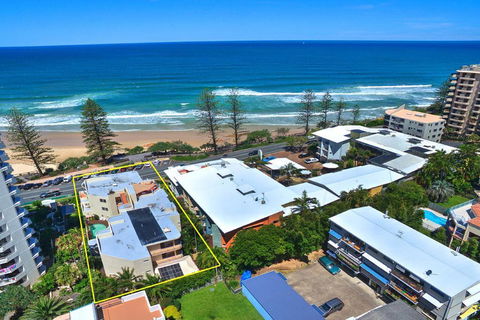 Coolum Baywatch Luxury Style Penthouse, Linen Included, WIFI, 500 Bond - Pubs and Clubs 1