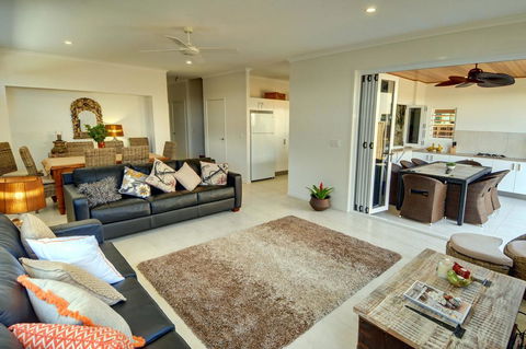 Coolum Street 41, Dicky Beach - Pubs and Clubs 3