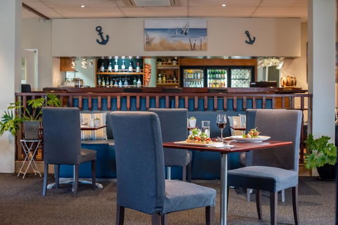 Coral Cay Resort - Pubs and Clubs 3
