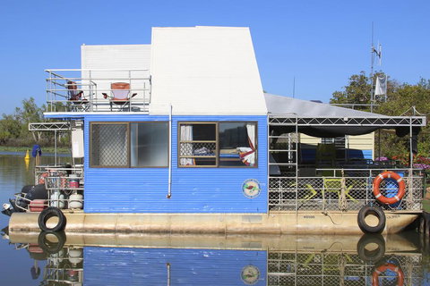 Corroboree Houseboats - Pubs and Clubs 1