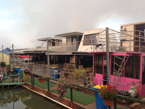 Corroboree Houseboats - Pubs and Clubs 0