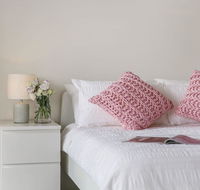 Cosy 3BR Penthouse close to Westfield and Train - Pubs and Clubs