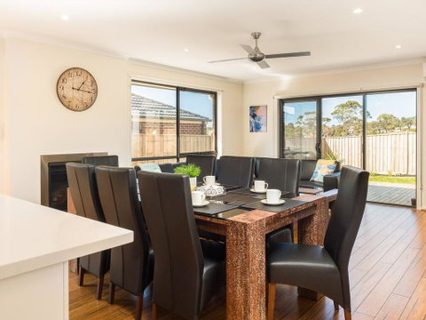 Cosy On Currawong - Pubs and Clubs 2