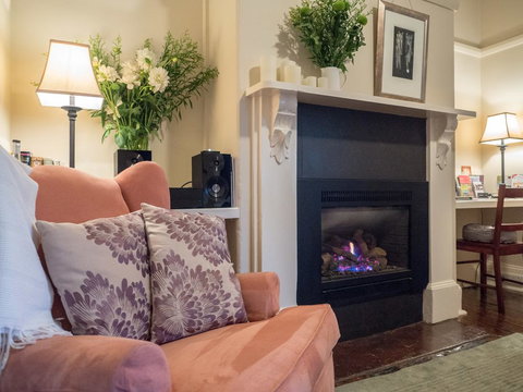 Cottage 79 - Pubs and Clubs 1