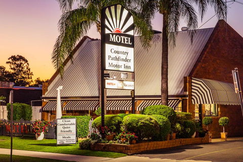 Country Pathfinder Motor Inn - Pubs and Clubs 0
