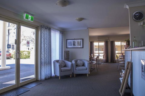 Country Roads Motor Inn - Pubs and Clubs 1