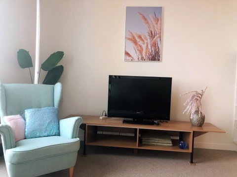 Cozy & Convenient 1Bdr Aparment + FREE Parking - Pubs and Clubs 2