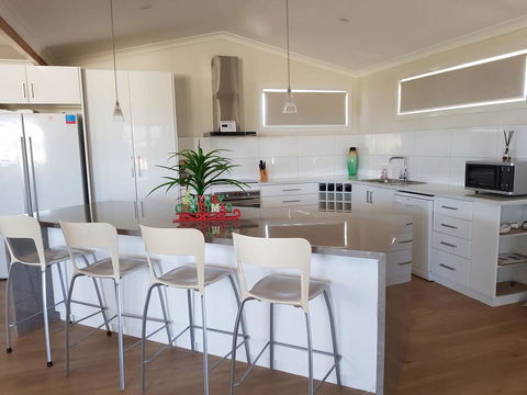 Cozzys Condo Luxury Beach House - Pubs and Clubs 3