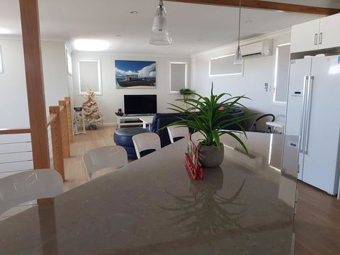 Cozzys Condo Luxury Beach House - Pubs and Clubs 0