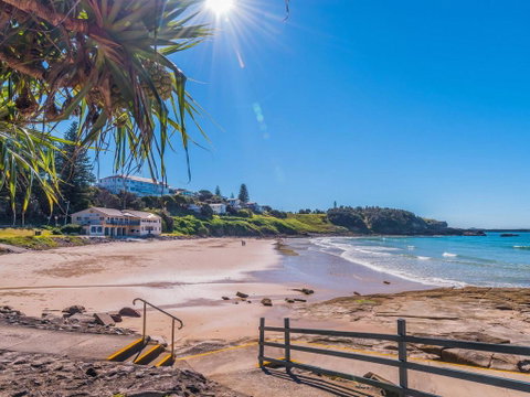 Craigmore On The Beach Unit 13 - Views Views - Pubs and Clubs 2