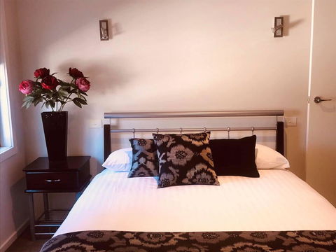 Creekside Apartment - Pubs and Clubs 0