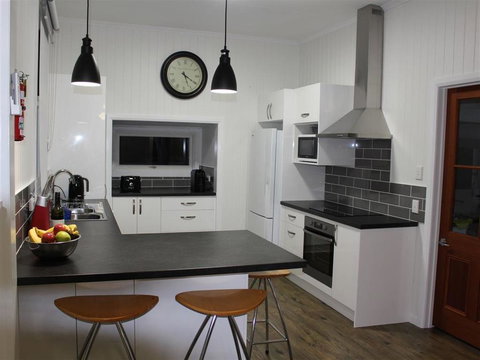 Creekview Cottage - 70 Lock Street - Go Out 1